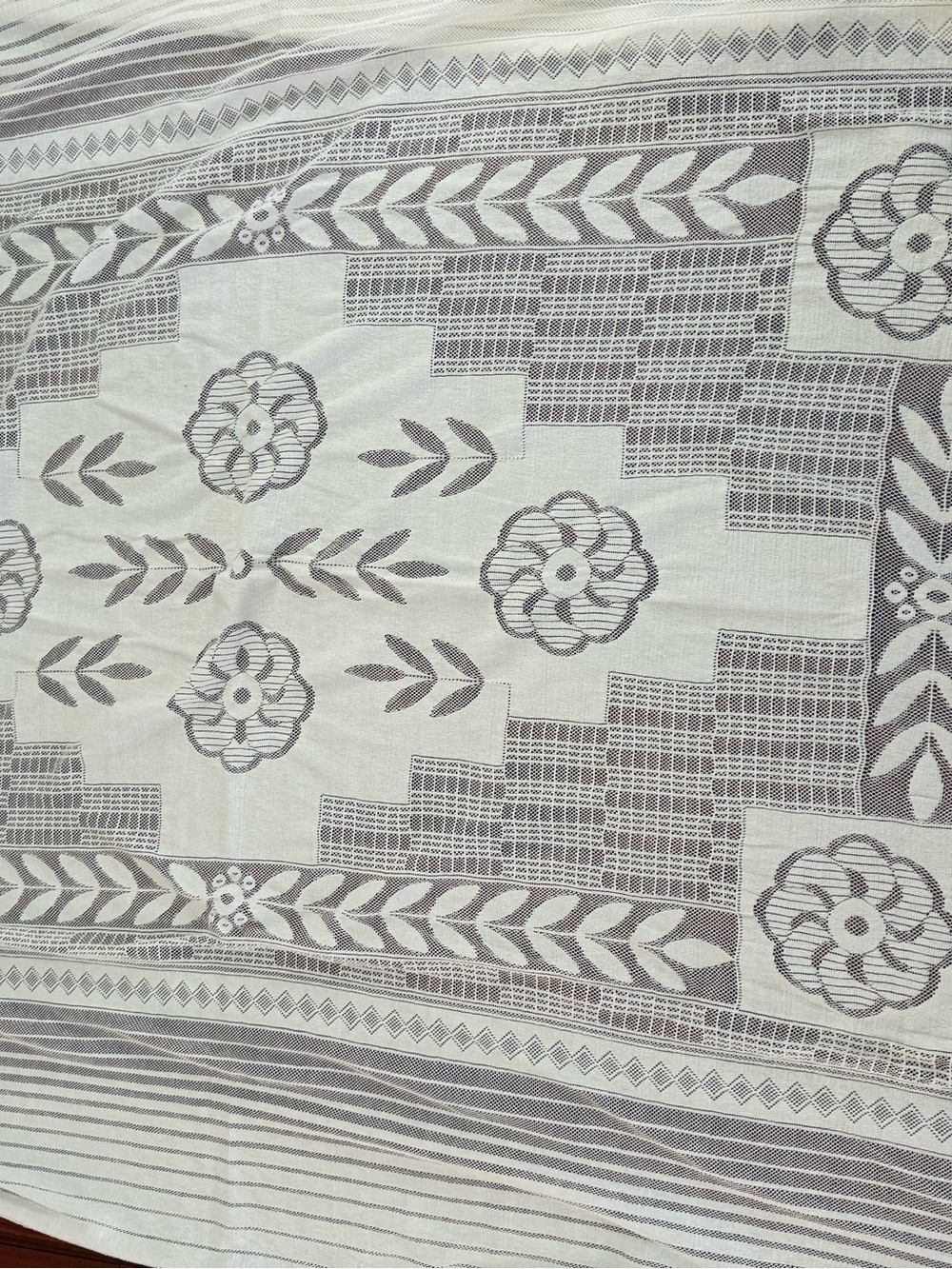 Gorgeous Off White Lace Tablecloth 60x80 In Open Weave W Fringe Floral Pattern